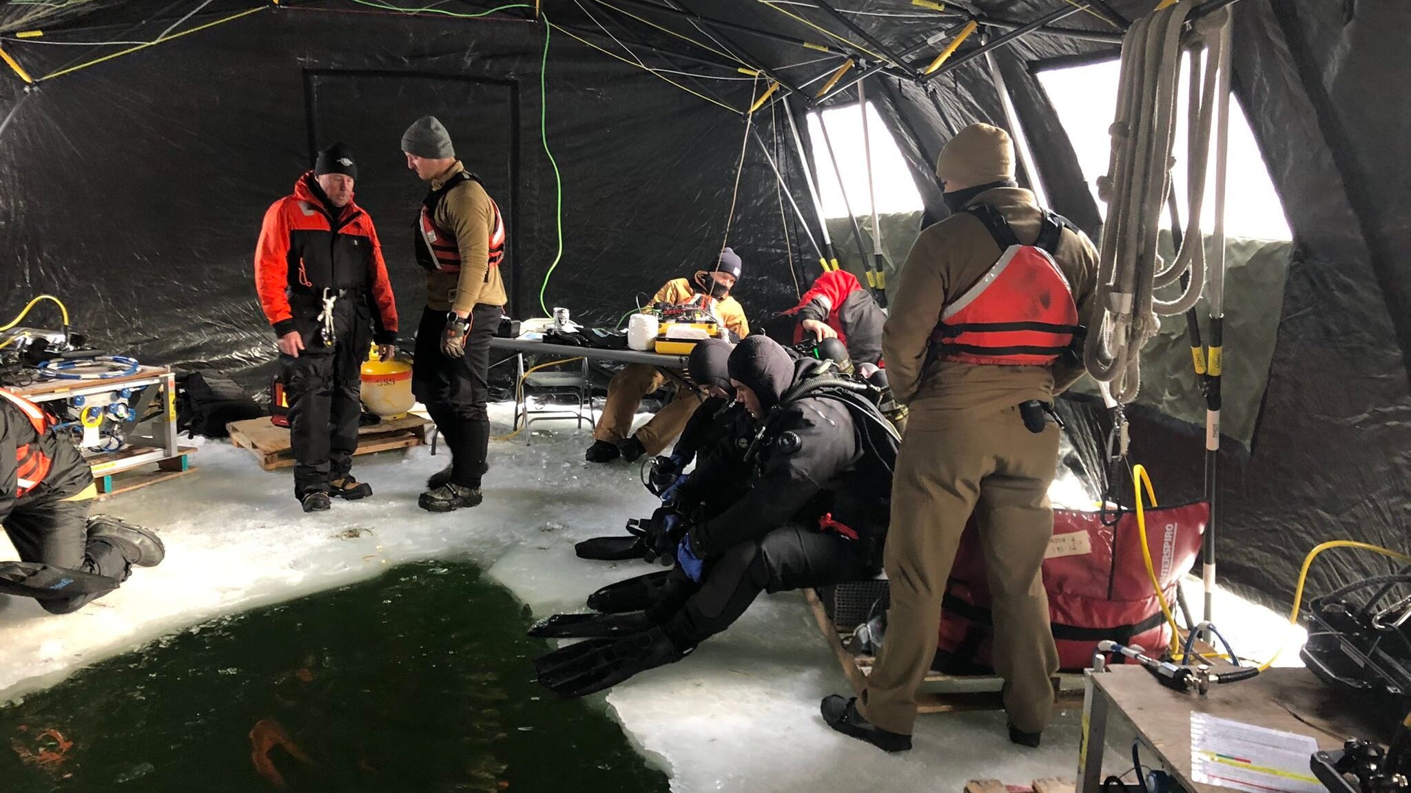 U.S. Navy divers join with members of the Minnesota National Guard for under-ice training