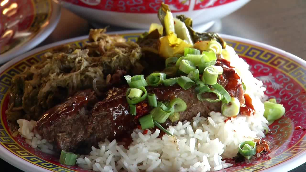 New ‘Mee-Ka’ pop-up restaurant blends Hmong and American food cultures