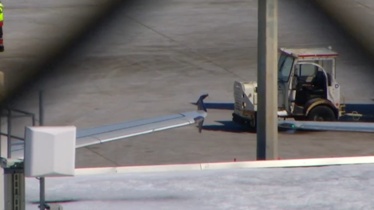 Delta planes clip wings on MSP taxiway